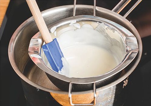 豆腐先用豆漿袋以重物壓至水份出來