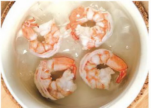 水中加入鹽、白酒煮沸，鮮蝦汆燙
