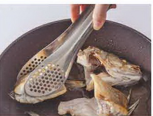 起油鍋，油熱後放入魚塊，兩面煎香