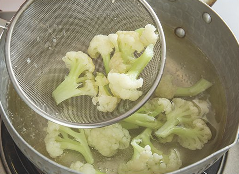 白花椰、秋葵放入加了鹽的滾水中汆燙