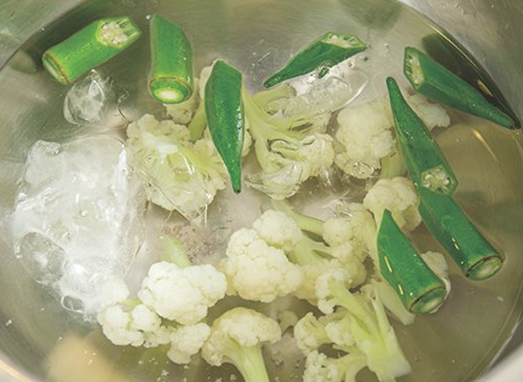 撈起後以冰水浸泡降溫