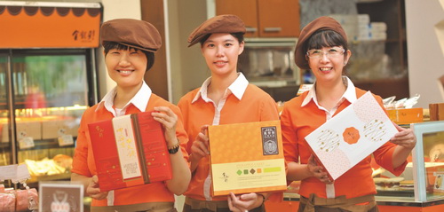 金龍彩食品員工合影