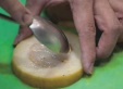 用湯匙將芭樂籽挖出