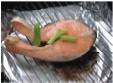鮭魚擺在鍋中與鋼架上